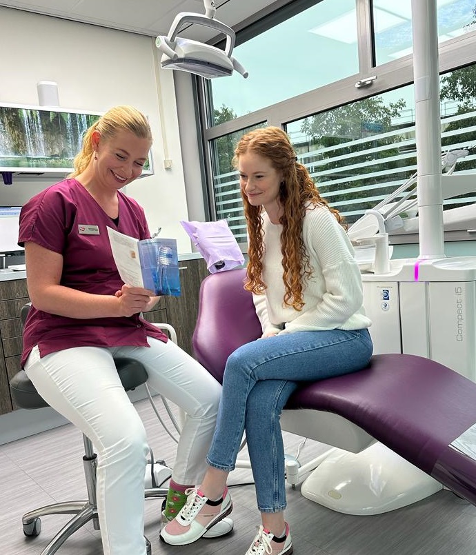 jong volwassen vrouw bij de mondhygiënist